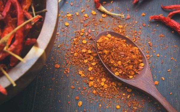 Rải bột ớt cayenne lên khu vực có mối hàng ngày để tiêu diệt