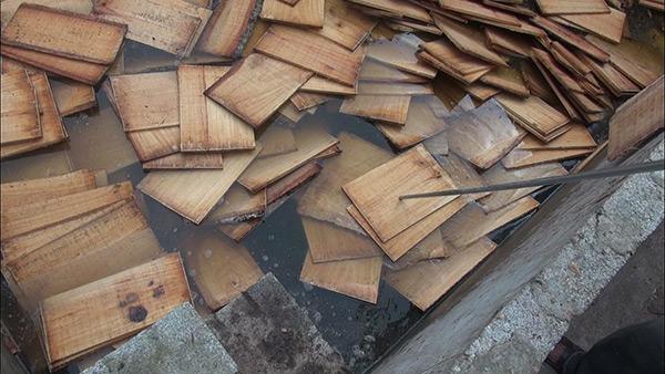 Diệt mối bằng cách ngâm đồ gỗ trong nước