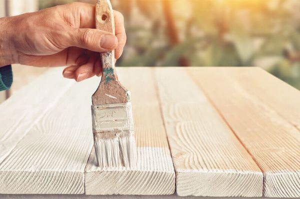 Việc sơn gỗ vừa giúp bảo vệ gỗ vừa làm bề mặt trở nên bắt mắt hơn