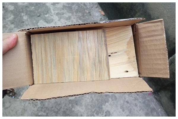 Hộp nhử mối thường được chế tạo từ gỗ thông trắng có đặc tính mềm